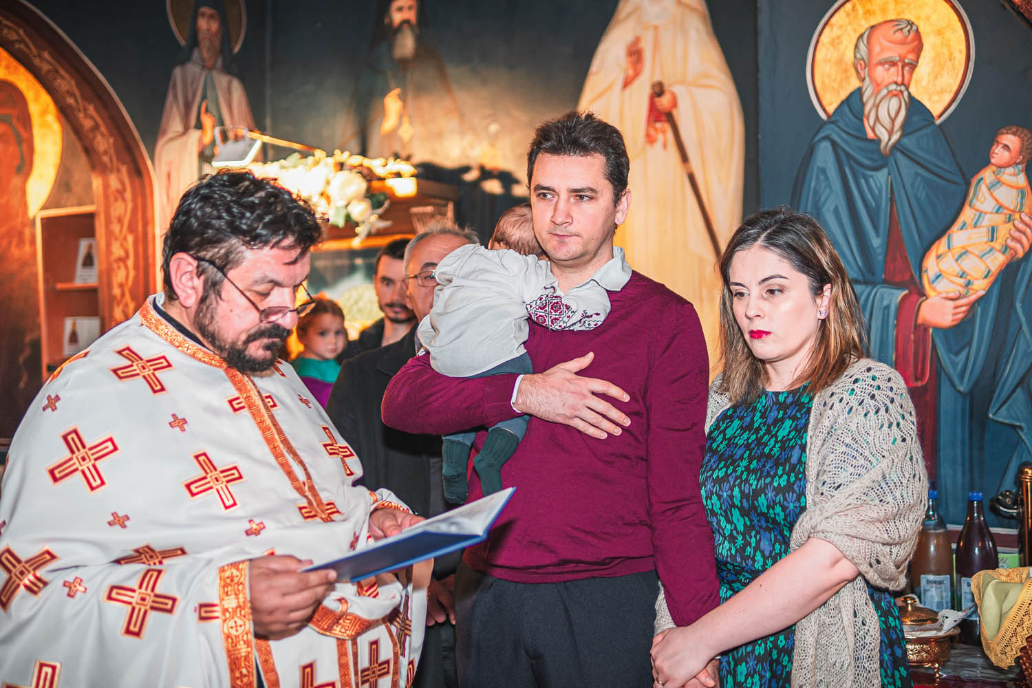 fotograf iasi evenimente botez - in biserica cu parintele nasii si Luciana