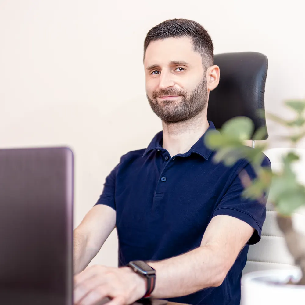 Portret Andrei Turca Motanul Seo Tricou Albastru